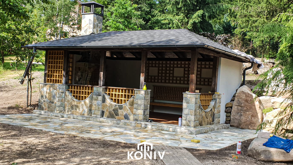 Hotová stavba s kamennou fasádou